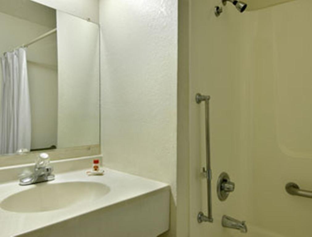 Super 8 By Wyndham Willows Bilik gambar
