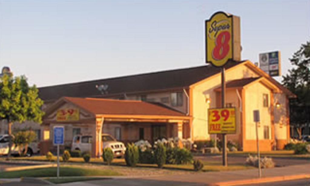 Super 8 By Wyndham Willows Luaran gambar